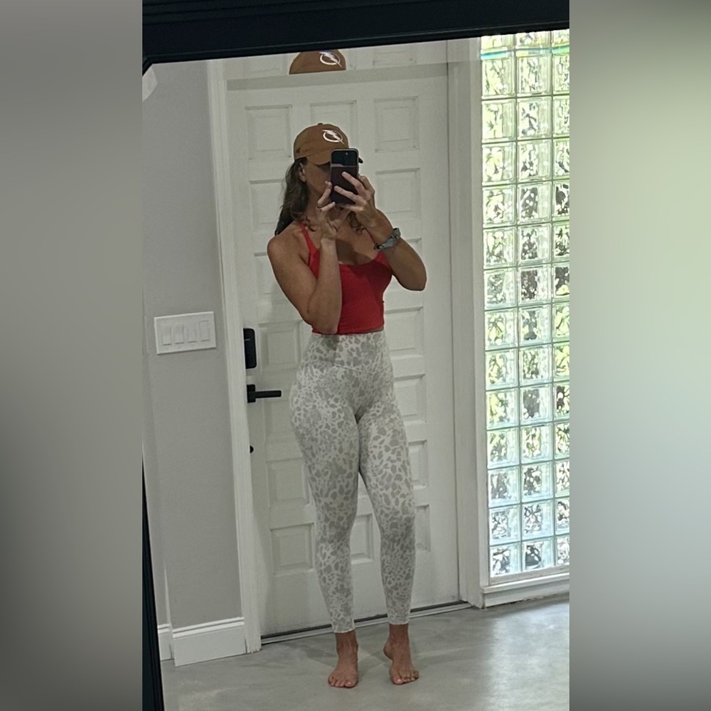 White cheetah print Lululemon leggings size 4.